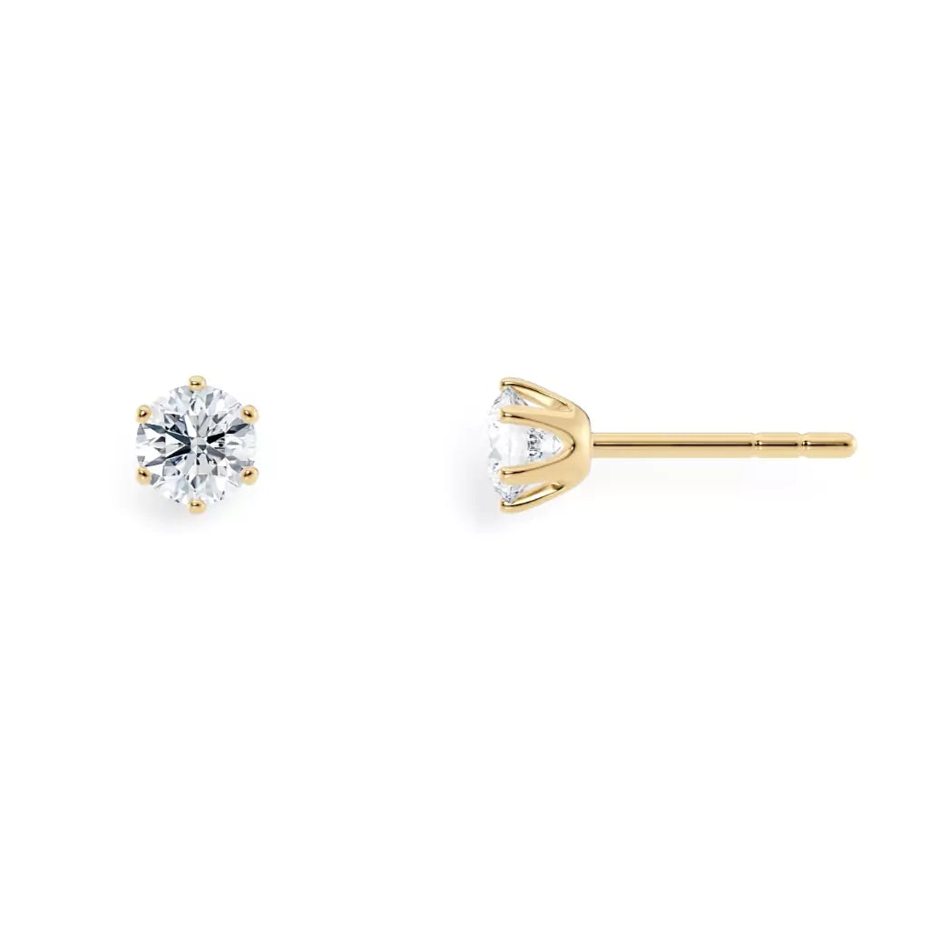  To diamantøredobber i gult gull 0,60 ct – én sett forfra og én fra siden, med seks klør.