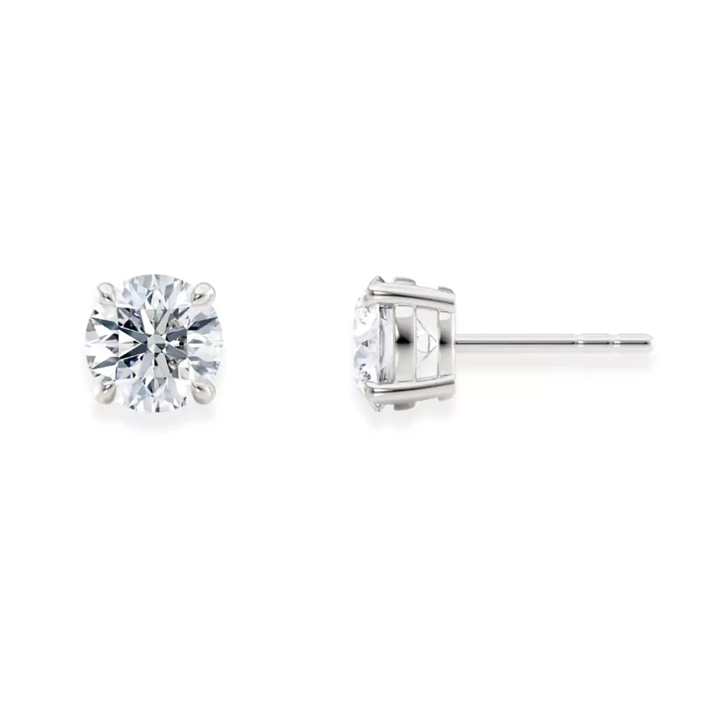 Store diamantøredobber i hvitt gull 2,00 ct – én sett forfra og én fra siden med fire klør.
