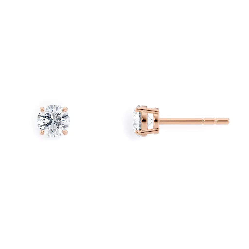 Diamantøredobber i roségull 0,60 ct – én forfra og én fra siden med fire klør.