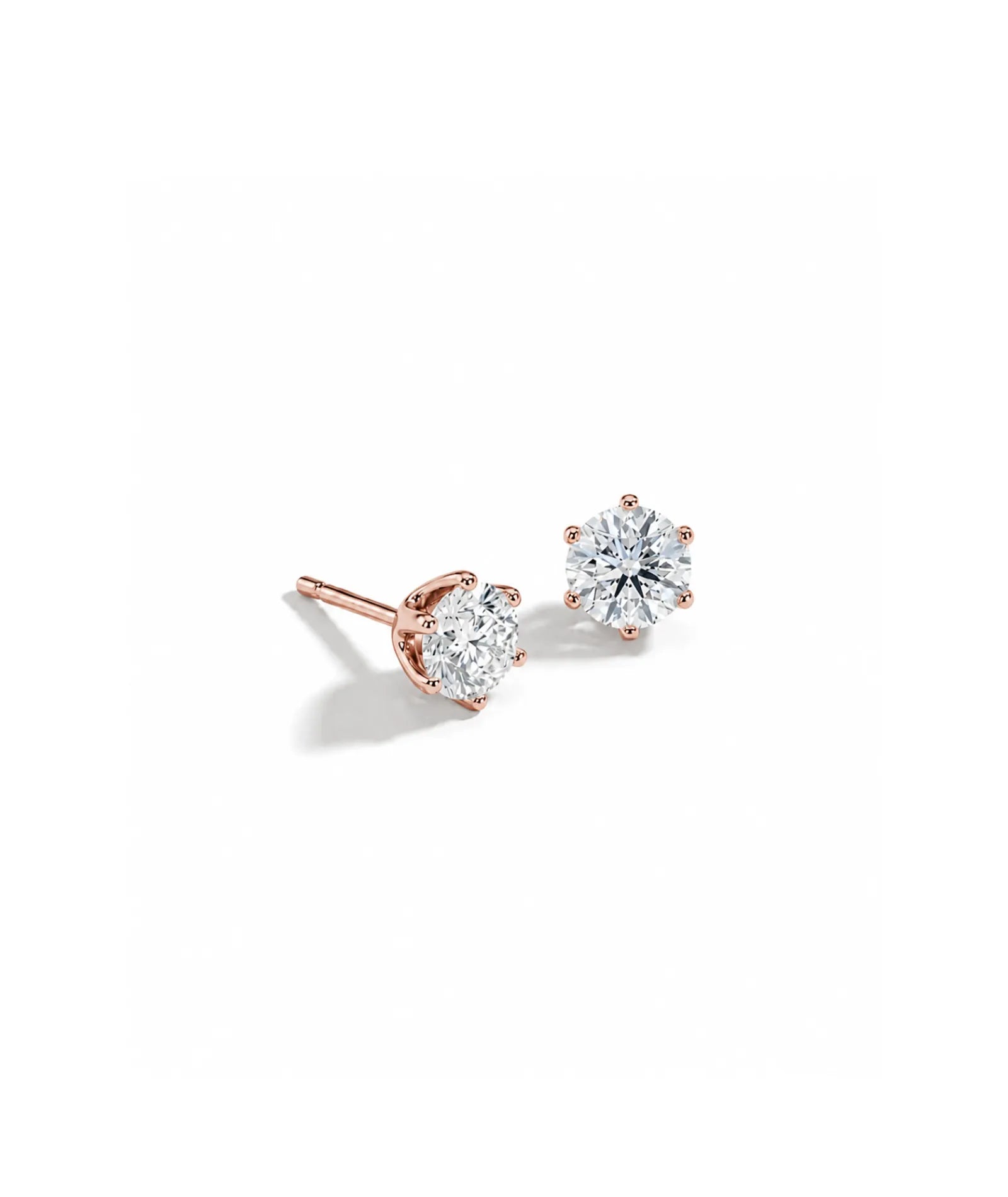 Enstens diamantøredobber i 14K rosegull med 0,60 ct lab-diamanter og seks klør vist fra skrå vinkel.