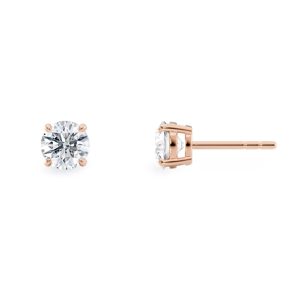 Diamantøredobber i roségull 1,00 ct – én sett forfra og én fra siden med fire klør.