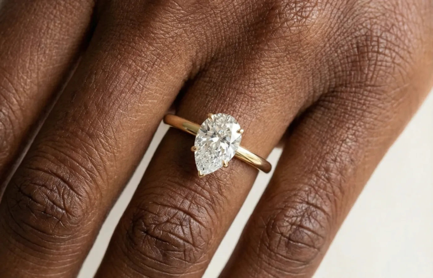 Enstens diamantring 1 karat på finger – Hartwell