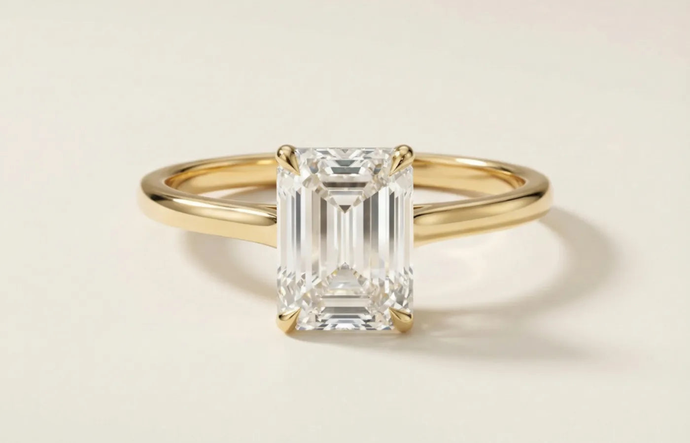 Enstens diamantring med emrald cut i gult gull fra Hartwell
