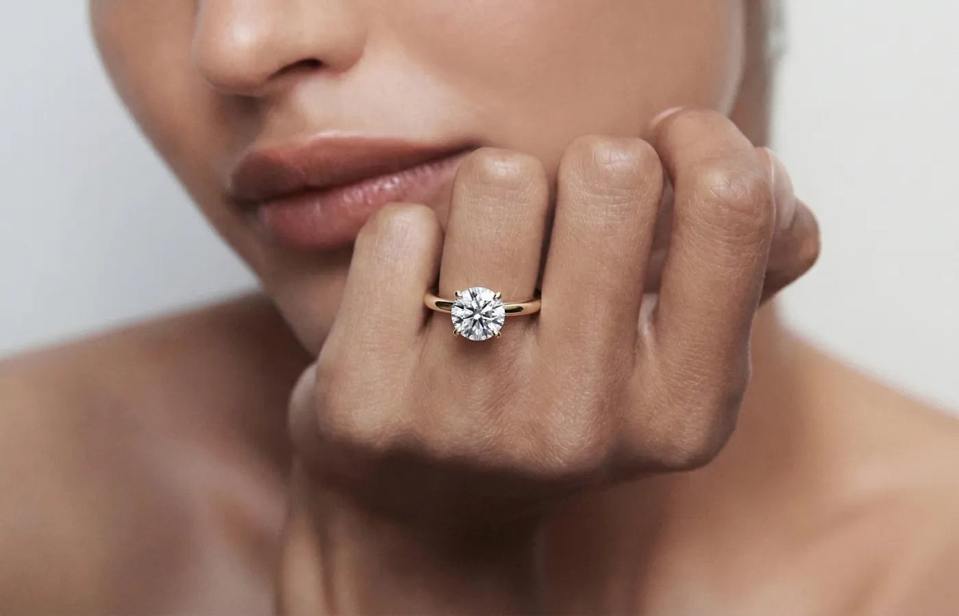 Enstens diamantring i gult gull med lab-diamant på hånden til modell - Hartwell