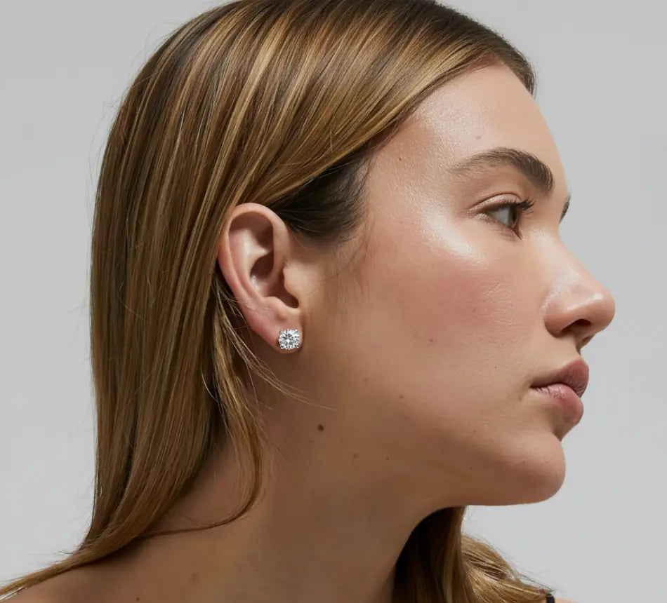 Enstens øredobb med lab-diamant i gull, vist på modell i et rent og elegant uttrykk.