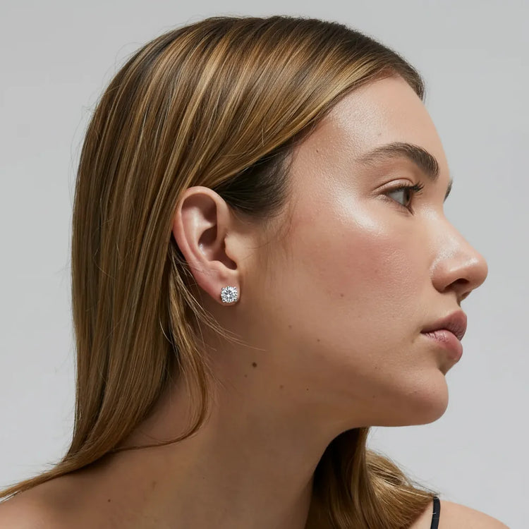 Enstens øredobber med lab-diamant i gull, klassisk diamantørepynt i tidløs design.
