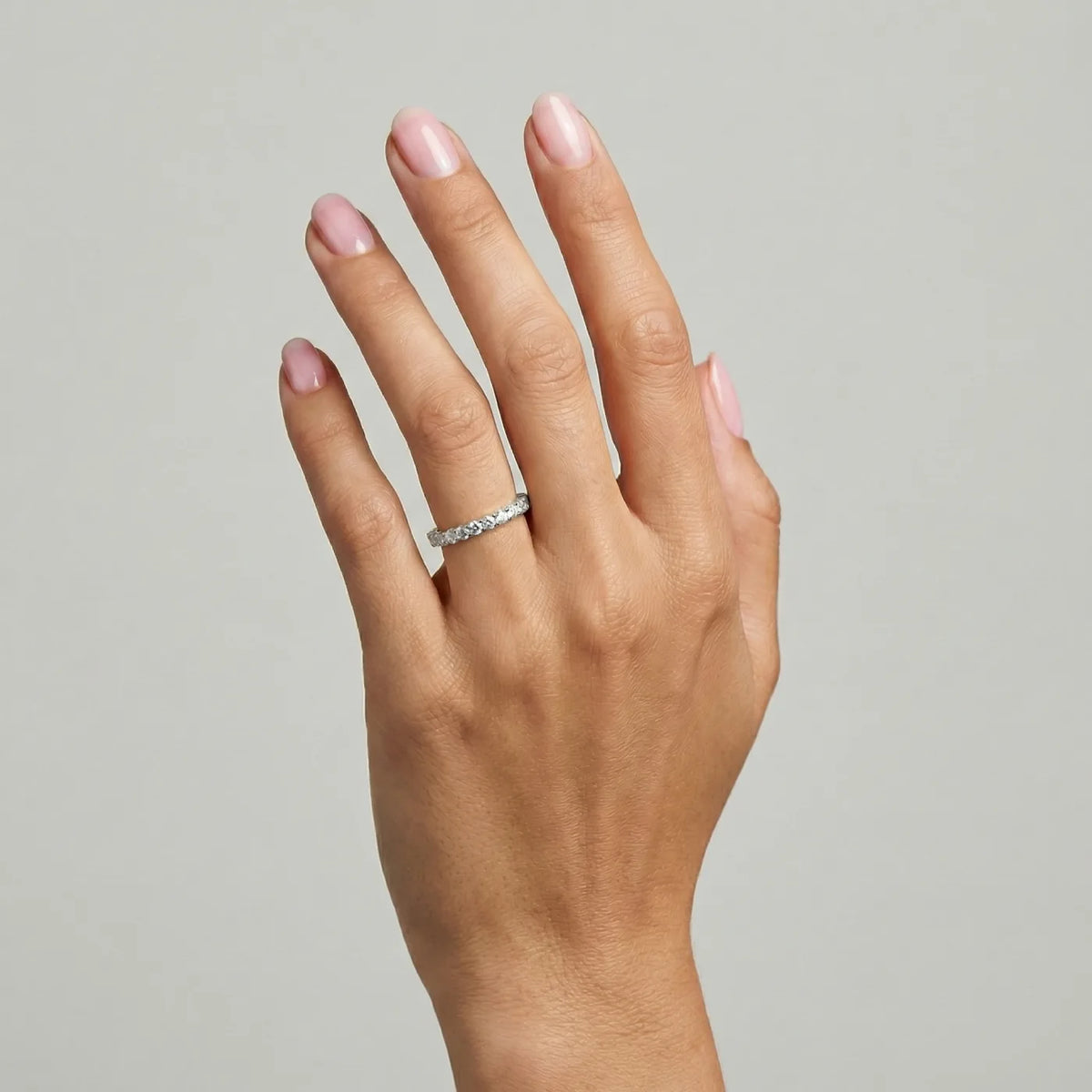 Evighetsring i hvitt gull 1 carat sett på hånd. 