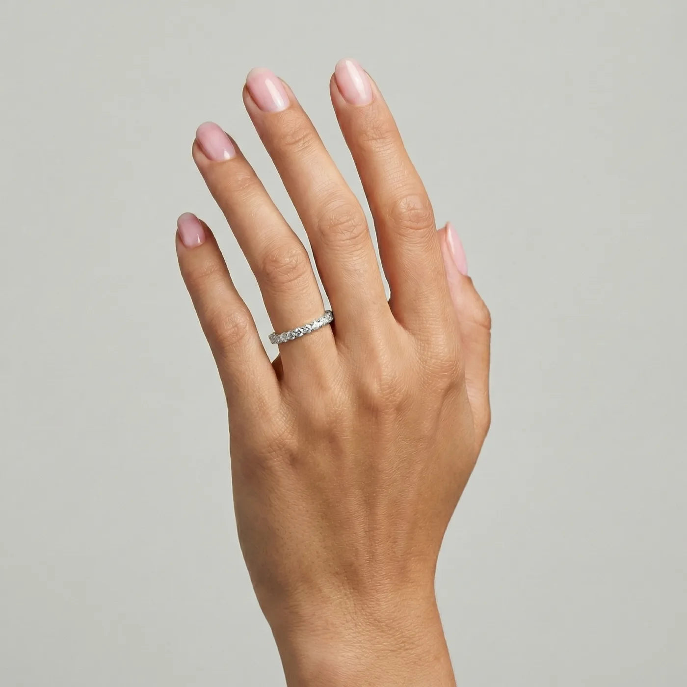 Evighetsring i hvitt gull 1 carat sett på hånd. 