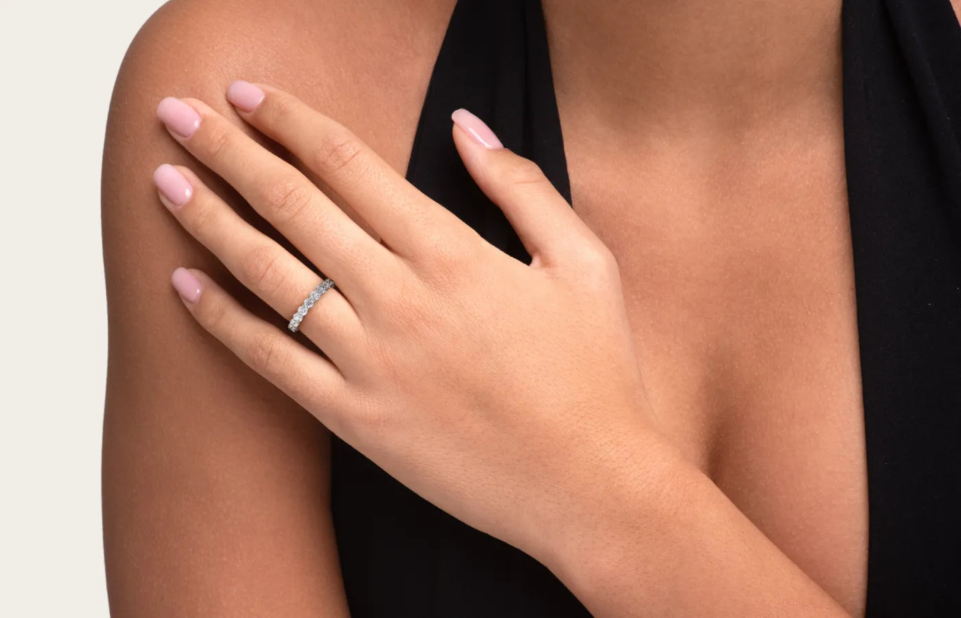 Evighetsring med lab-diamanter på finger, vist sammen med forlovelsesring og giftering i hvitt gull – perfekt match i stil og glans.
