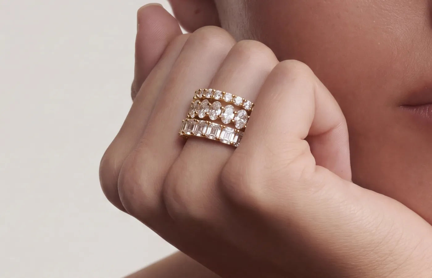 Evighetsringer på modell i asscher cut, oval og rund på modell fra Hartwell 