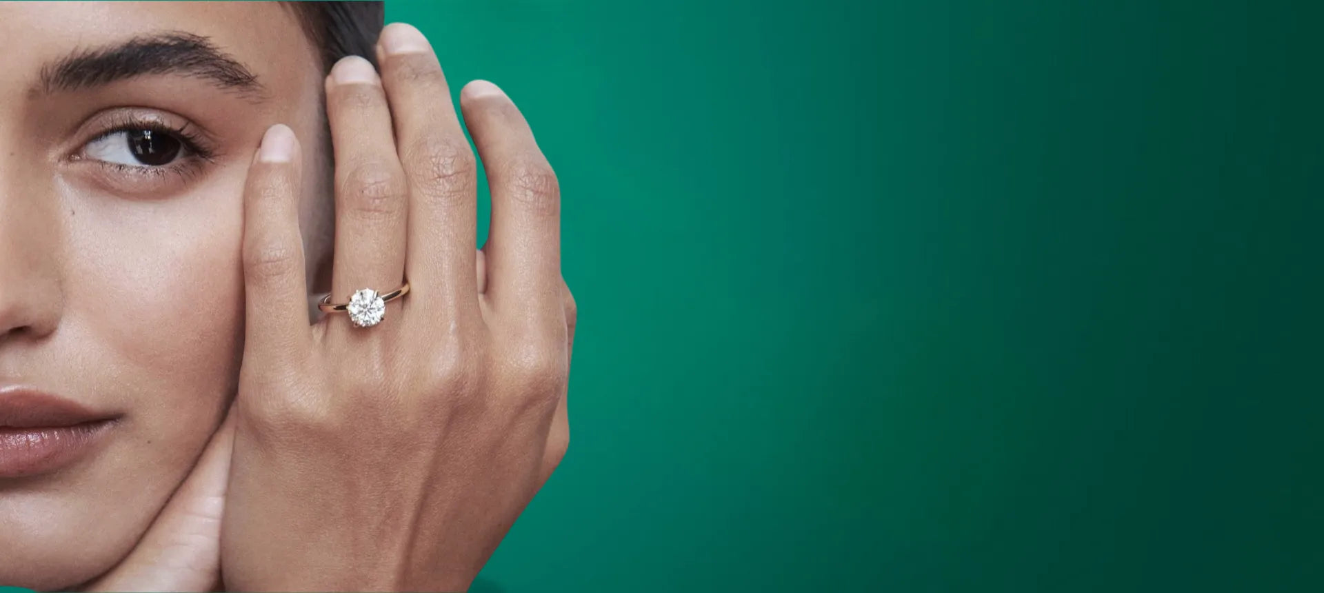 Forlovelsesring i gult gull med 1 carat diamant fra Hartwell på fingeren til modell.

