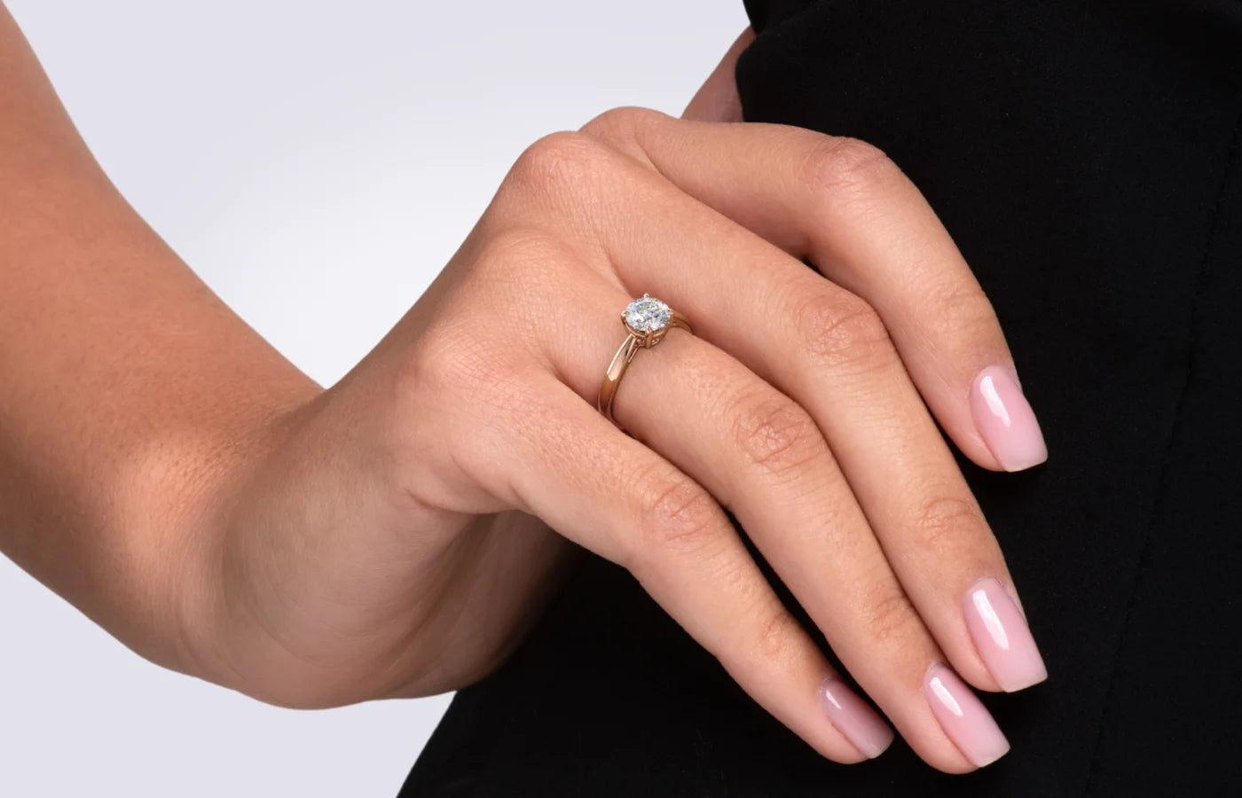 Forlovelsesring i gullt gull med 2 carat lab diamant fra hartwell på modell