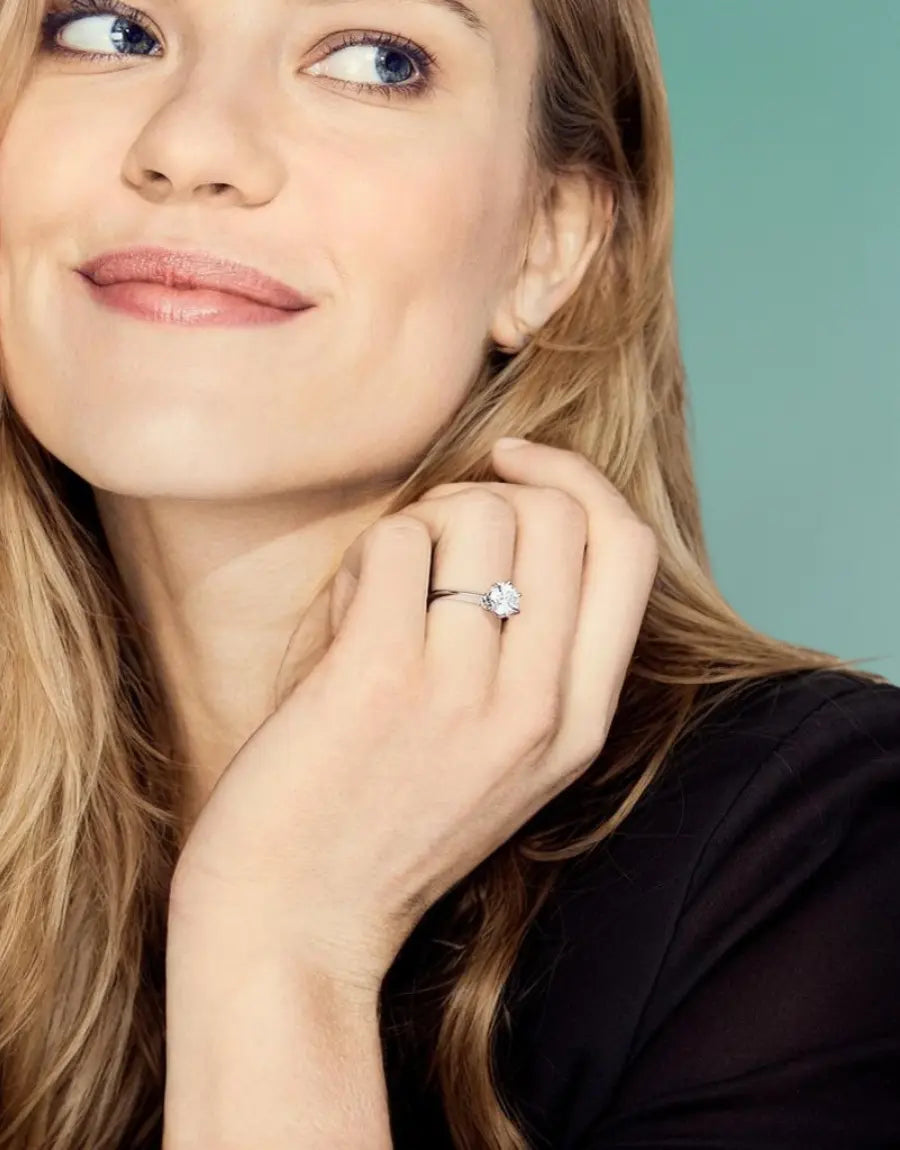 Forlovelsesring i hvitt gull med 1 carat diamant på hånden til modell