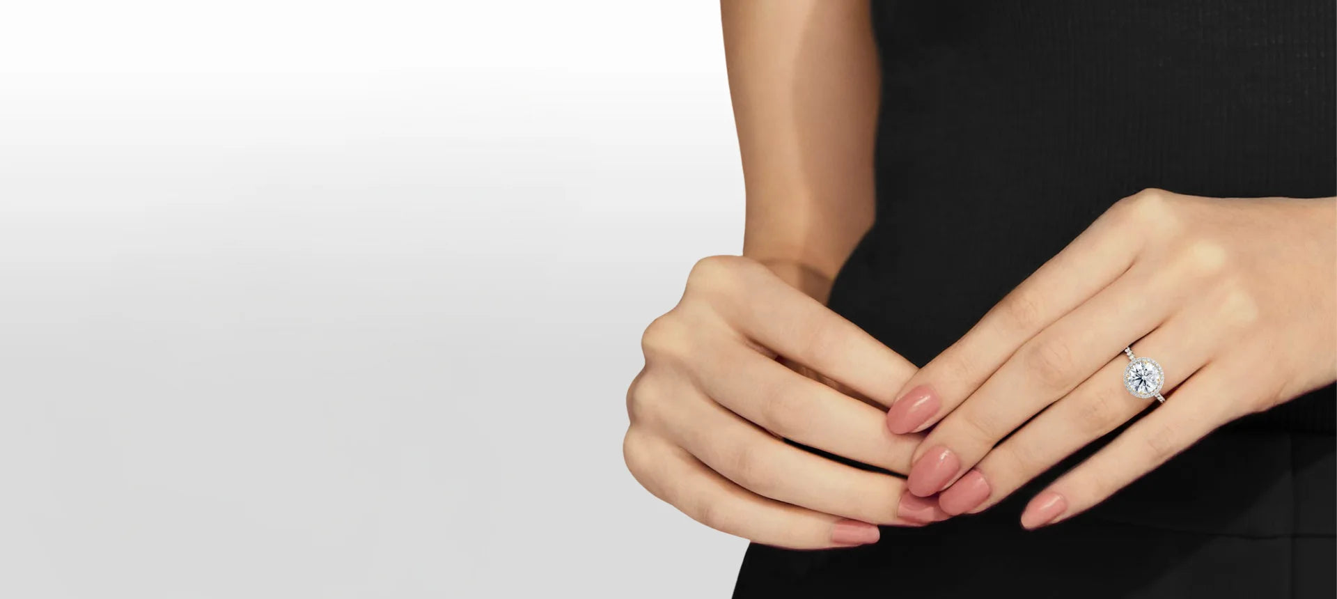 Modell med forlovelsesring i hvitt gull med lab-dyrket diamant fra Hartwell – etisk og håndlaget smykke
