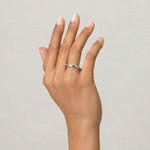 Giftering i buet form 3 mm gult gull, vist på kvinnlig modell. 