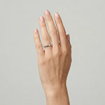 Giftering i flat form 3 mm bred i hvitt gull, vist på hånd. 