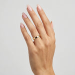 Giftering i flat form 4,5 mm bred i gult gull, vist på hånd. 