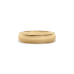 Giftering i gult gull 4,5 mm sett forfra – buet form og blankpolert overflate.