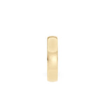 Giftering i gult gull 4,5 mm stående med fokus på ringskinnen – buet design i 14K gull.