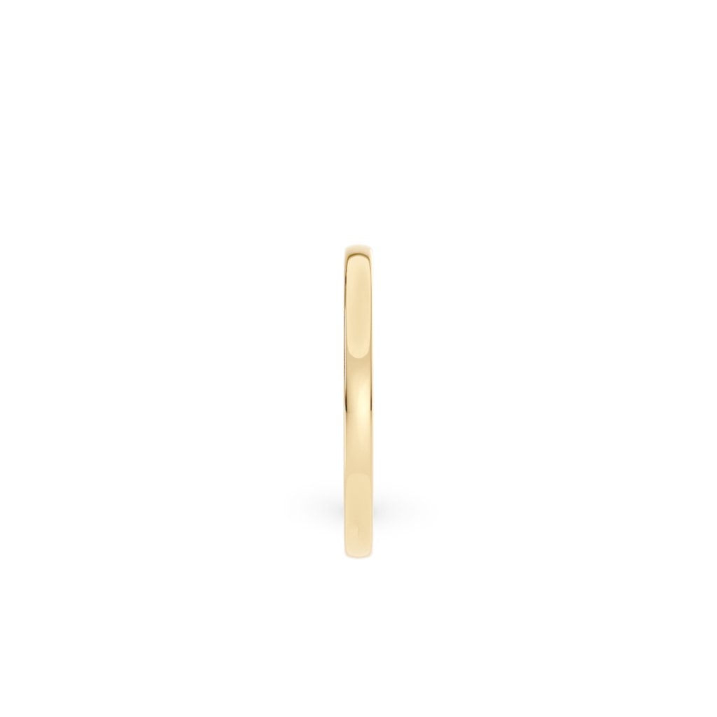 Giftering i gult gull 2 mm med fokus på ringskinnen – spisset og slank design