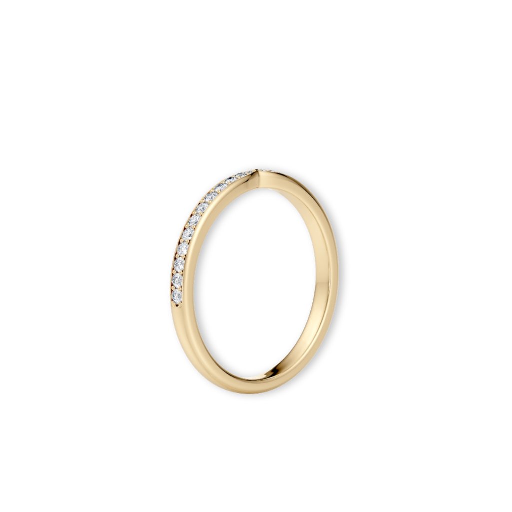 Giftering i gult gull med spisset form og pavé-diamanter sett fra siden – slank og elegant