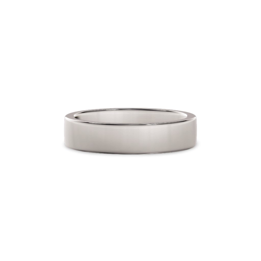 Giftering i hvitt gull med flat form – sett liggende forfra, 4,5 mm bred.