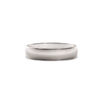 Giftering i hvitt gull 4,5 mm sett forfra – buet form og blankpolert overflate.