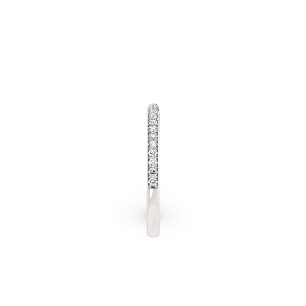 Giftering i hvitt gull med fokus på ringskinnen – pavéinnfattede diamanter og spisset design.