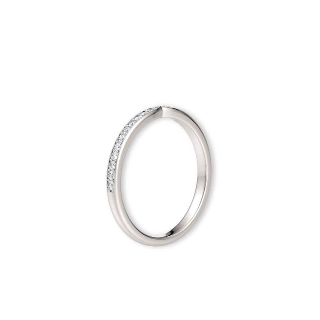 Giftering i hvitt gull med spisset form og pavé-diamanter sett fra siden – elegant og lett
