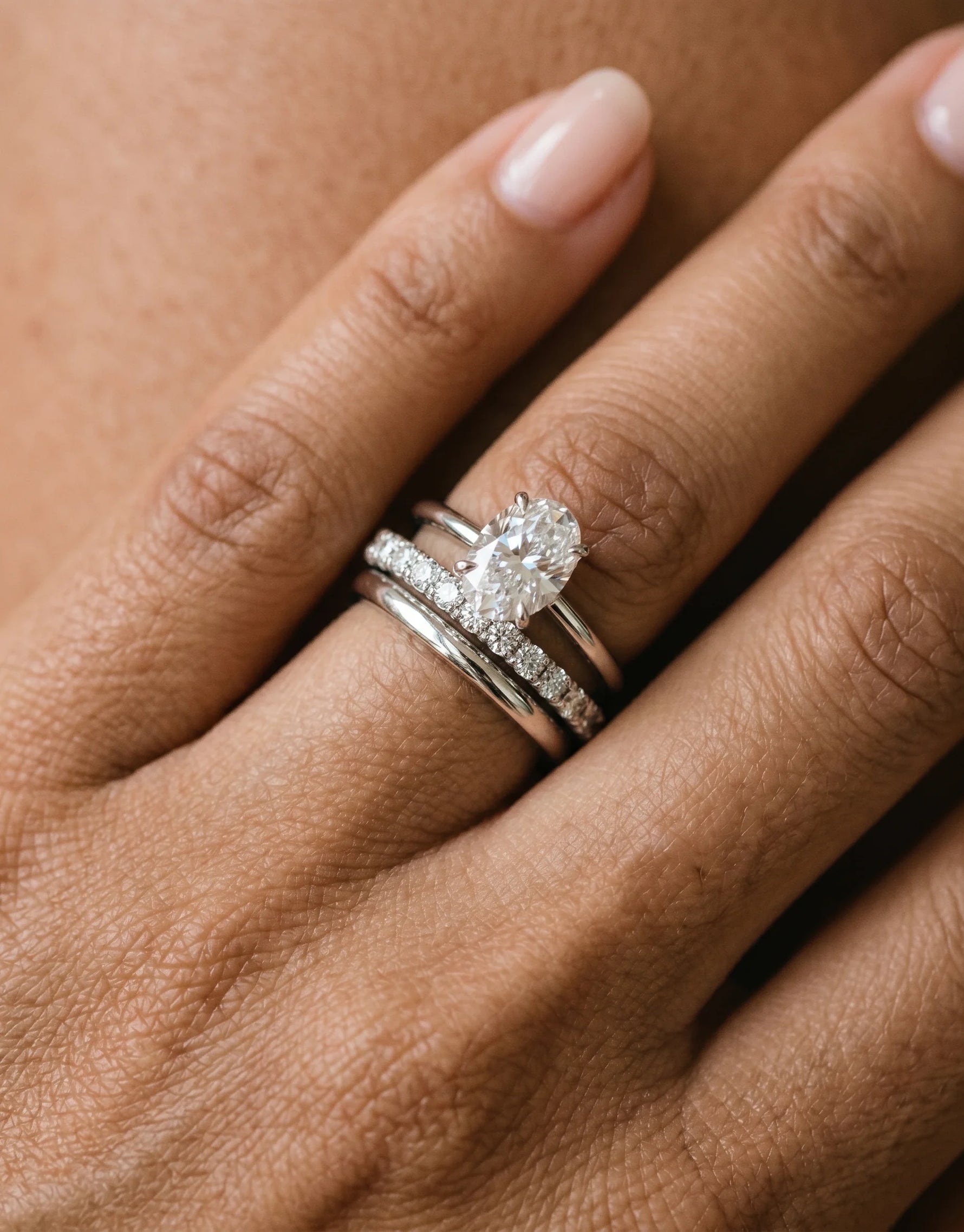 Giftering og forlovelsesring i hvitt gull med lab-diamanter – stablet på hånd