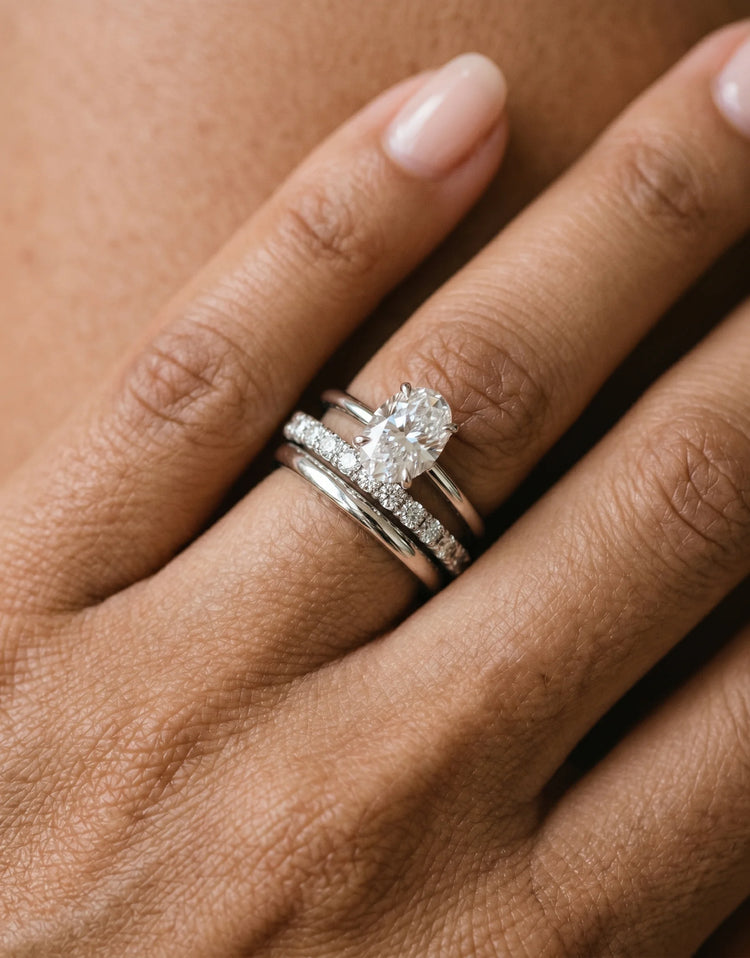 Giftering og forlovelsesring i hvitt gull med lab-diamanter – stablet på hånd