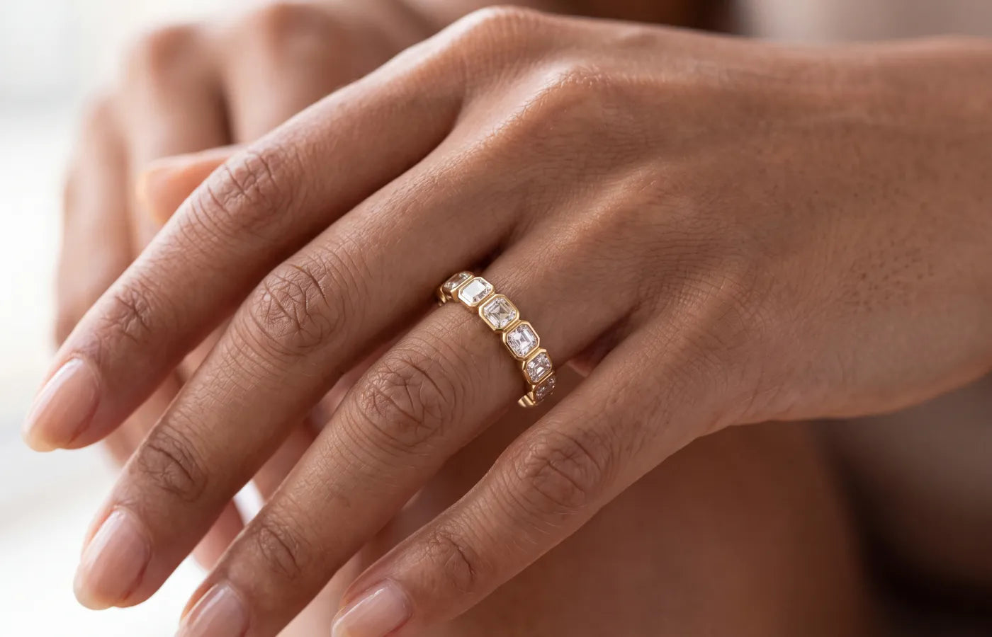 giftering med diamanter i gult gull fra hartwell på modell 