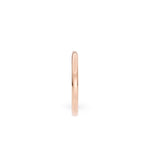 Giftering i roségull 2 mm stående med fokus på ringskinnen – slank og avrundet design.