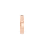 Giftering i roségull 4,5 mm stående med fokus på ringskinnen – buet design i 14K gull.