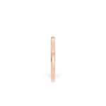 Giftering i roségull 2 mm med fokus på ringskinnen – spisset design i 14K gull