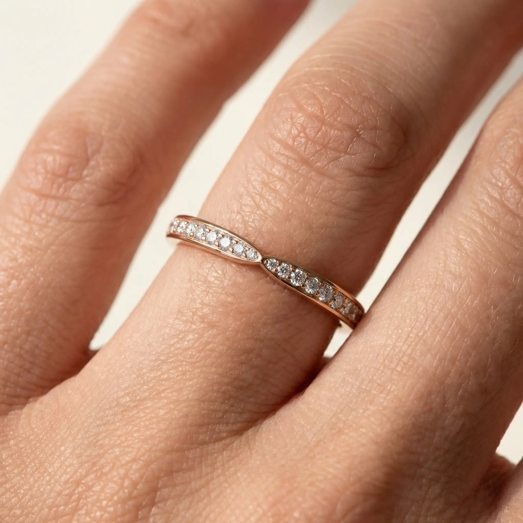 Giftering i roségull med spisset form og diamanter fra hartwell på modell