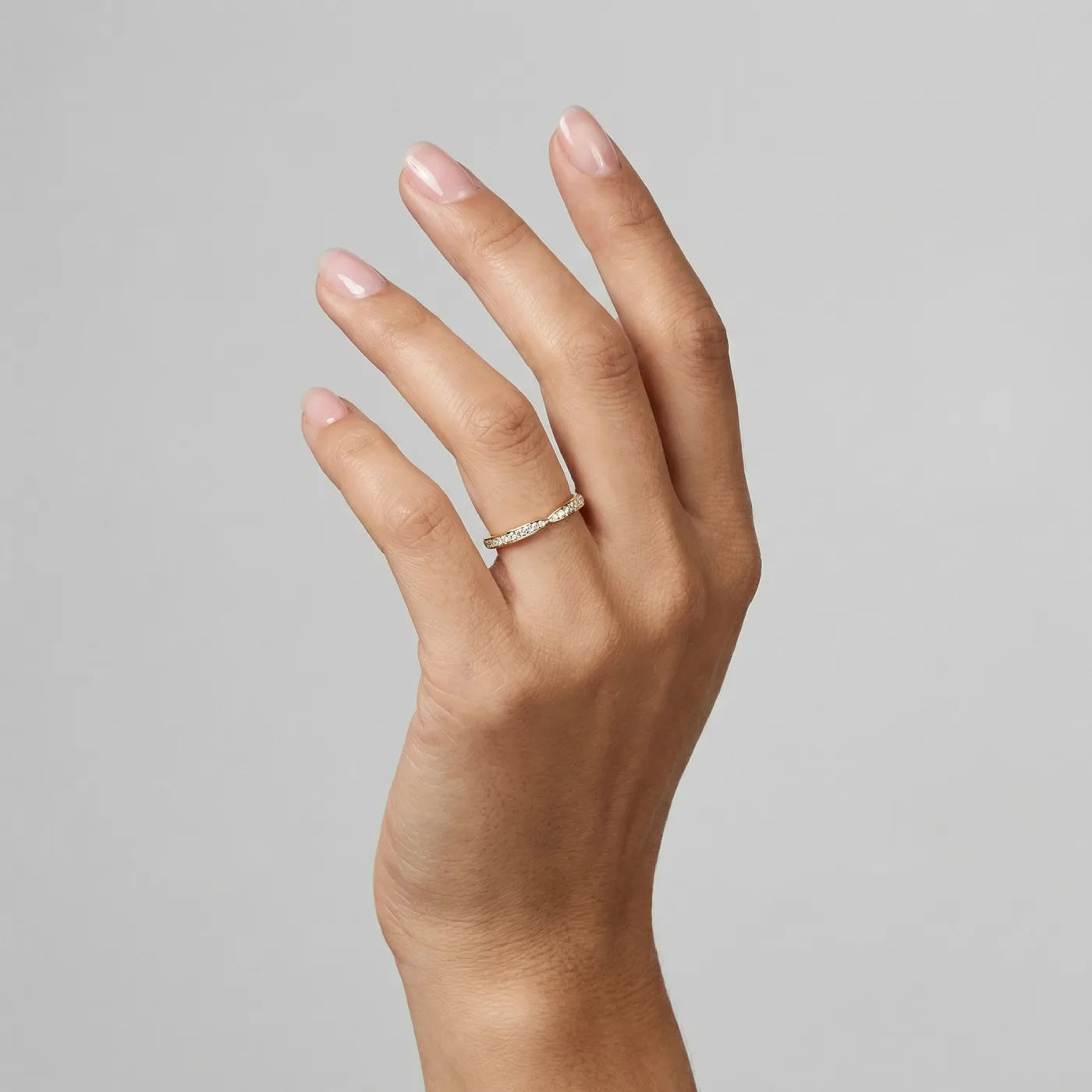 Giftering spisset med diamanter 2,2 mm i gult gull på hånden til modell 