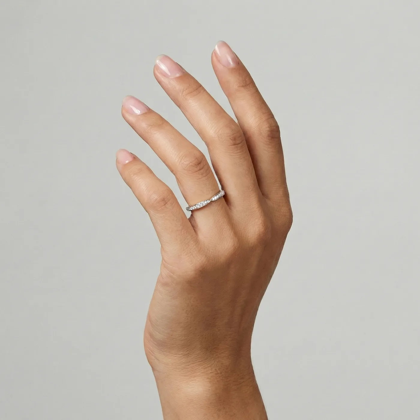 Giftering spisset med diamanter 2,2 mm i hvitt gull på hånden til modell 
