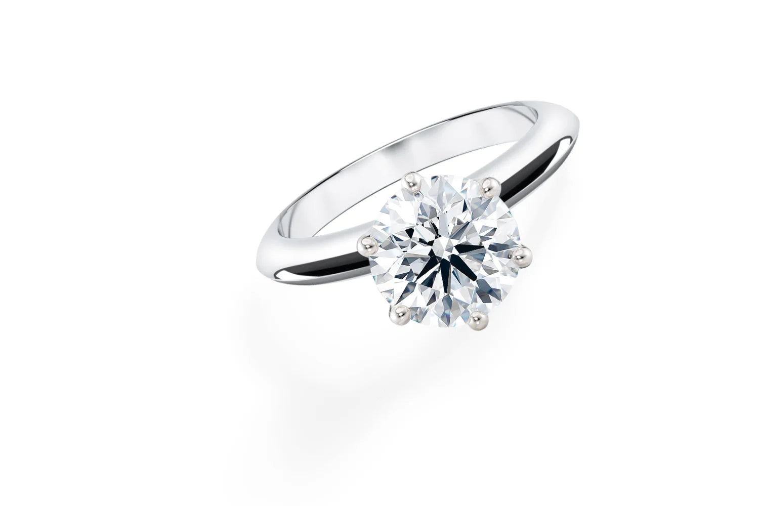 Forlovelsesring i hvitt gull med seks klør og rund lab-diamant – eksempel på valg av gulltype til forlovelsesringen.