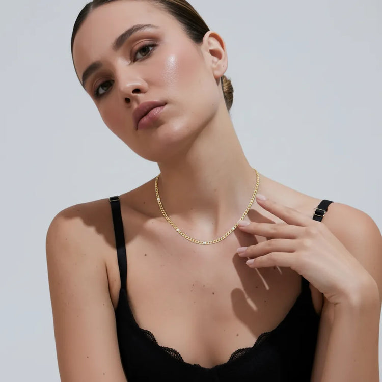 Elegant halskjede i gull med lab-diamant, vist på modell for et raffinert og moderne uttrykk.