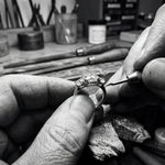 Gullsmed setter diamant i skreddersydd ring – Hartwell custom design