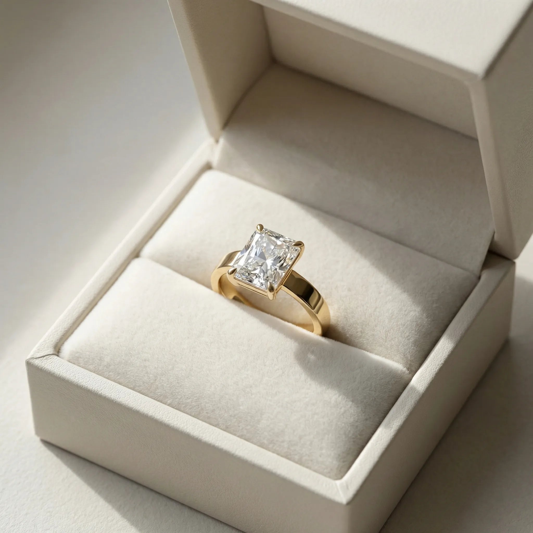 Ferdig custom forlovelsesring levert i smykkeboks fra Hartwell
