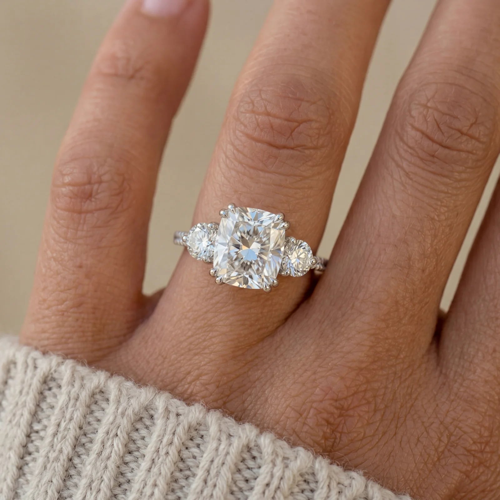 Skreddersydd tre-steins diamantring i hvitt gull på hånd – Hartwell custom design