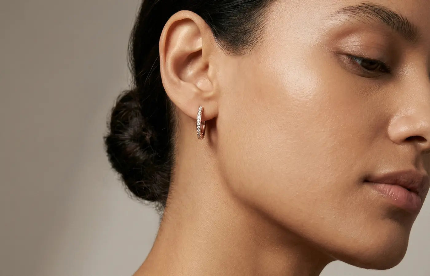 Diamantøredobber i gull med lab-diamanter brukt på modell