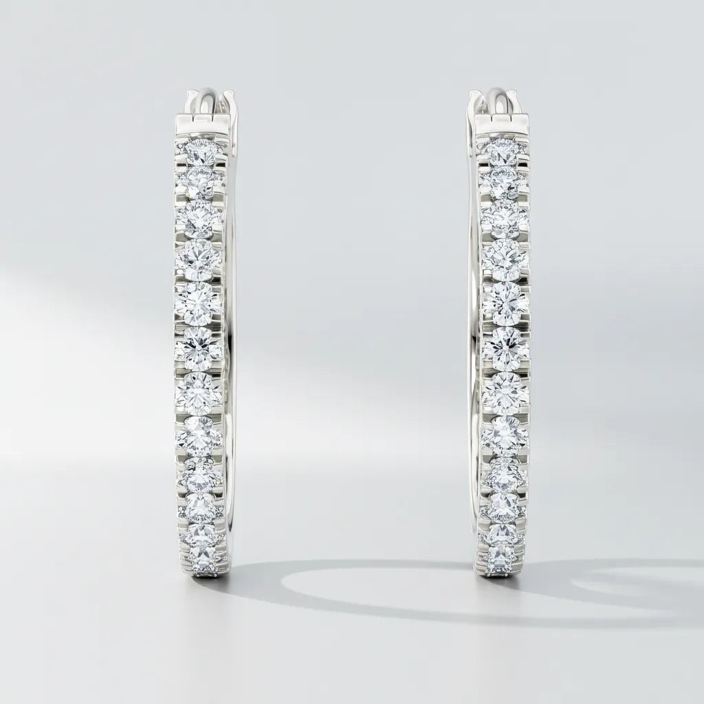 Diamantøredobber i hvi gull med lab-diamanter – klassiske hoops fra Hartwellt