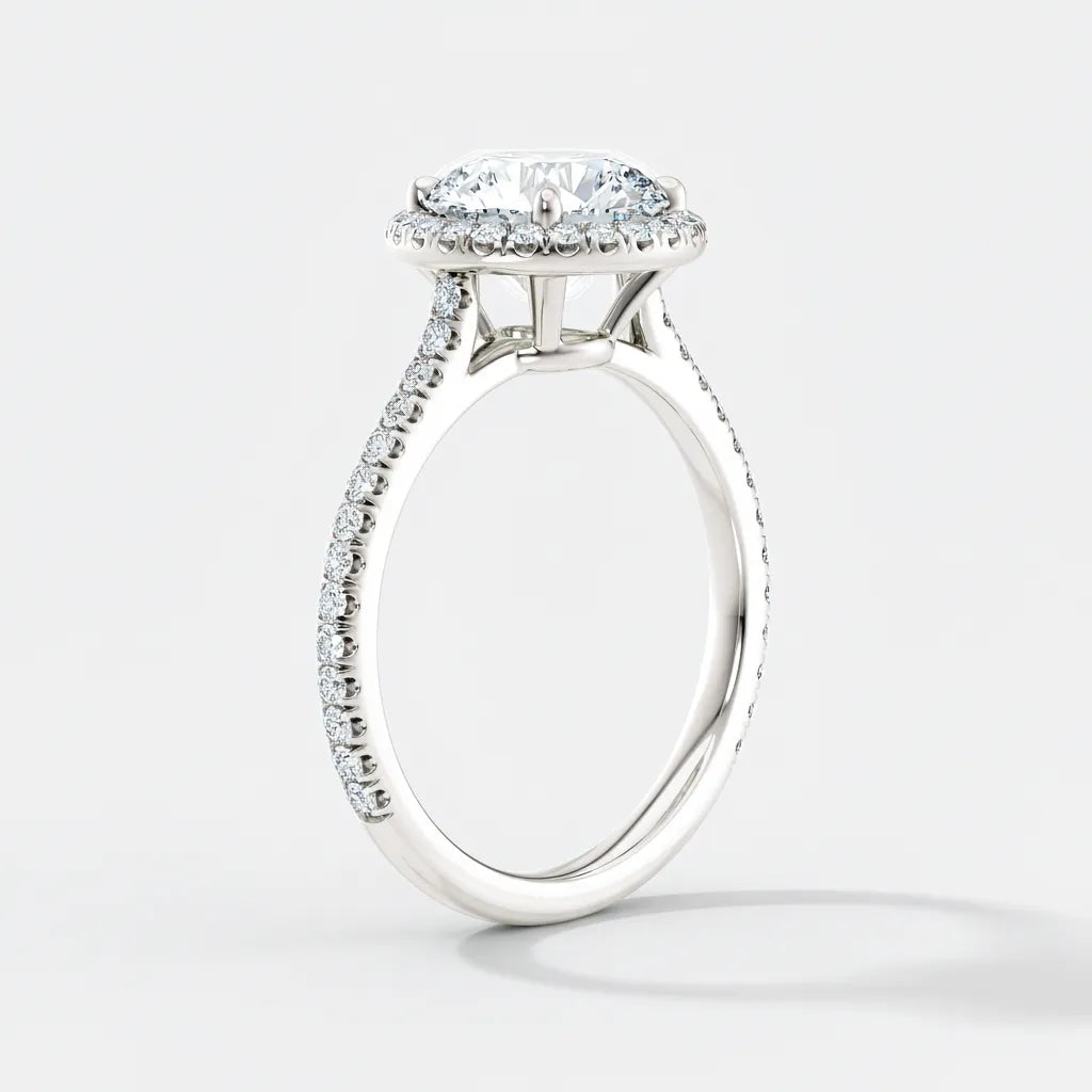 Diamantring i gult gull med pavé av lab-diamanter – moderne Hartwell-design.