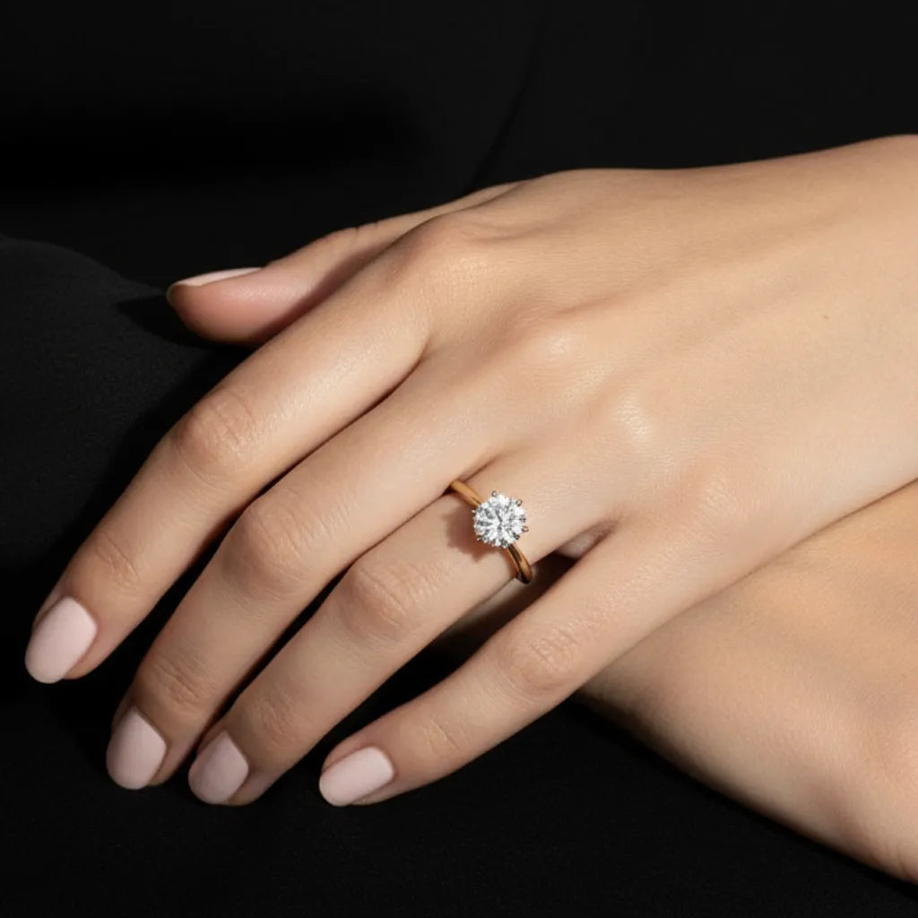 Modell med enstensring i gult gull med lab diamant – Hartwell