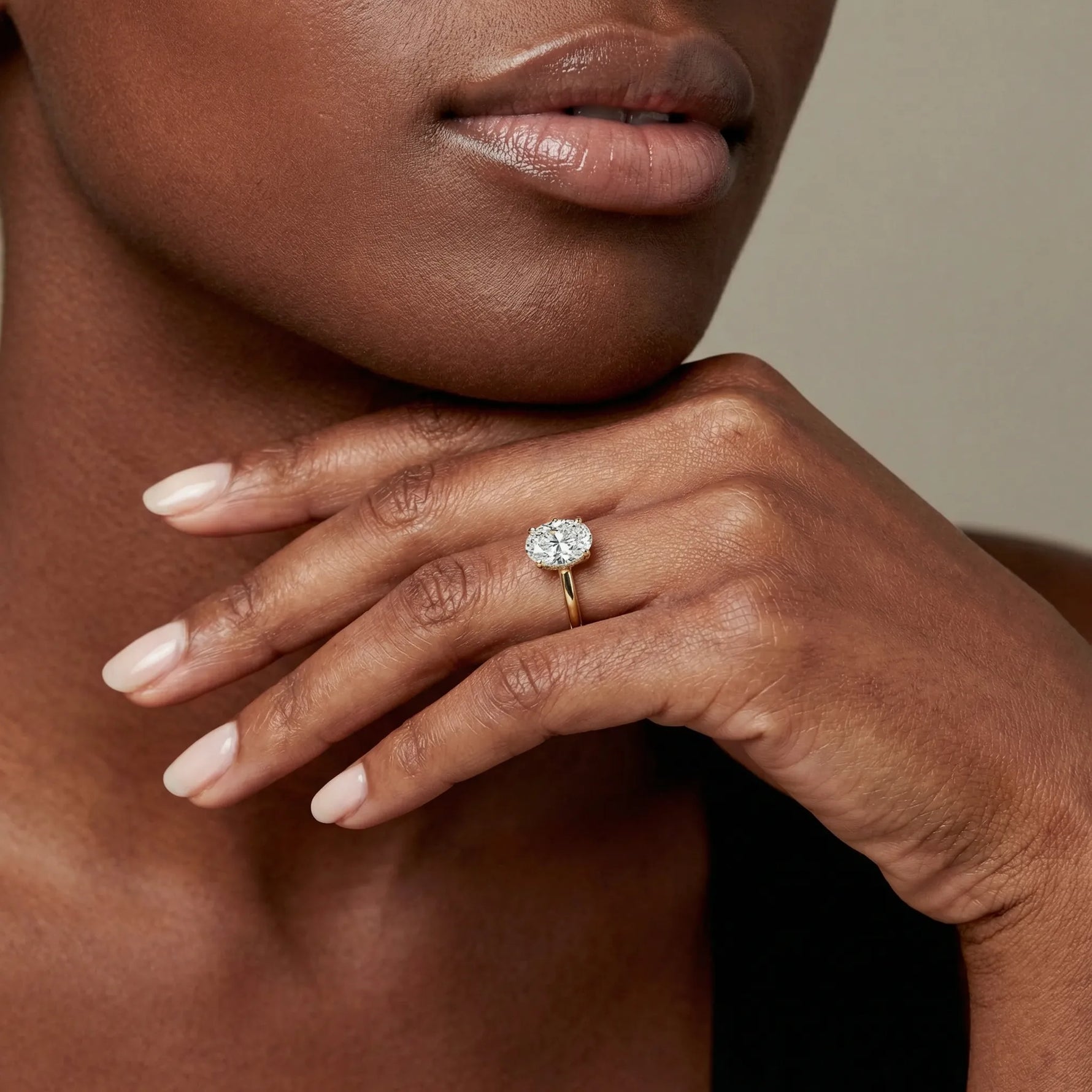 Forlovelsesring med oval lab-diamant i gull fra Hartwell
