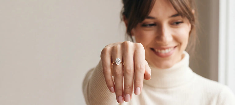 Kunde viser forlovelsesring med lab-diamant fra Hartwell.