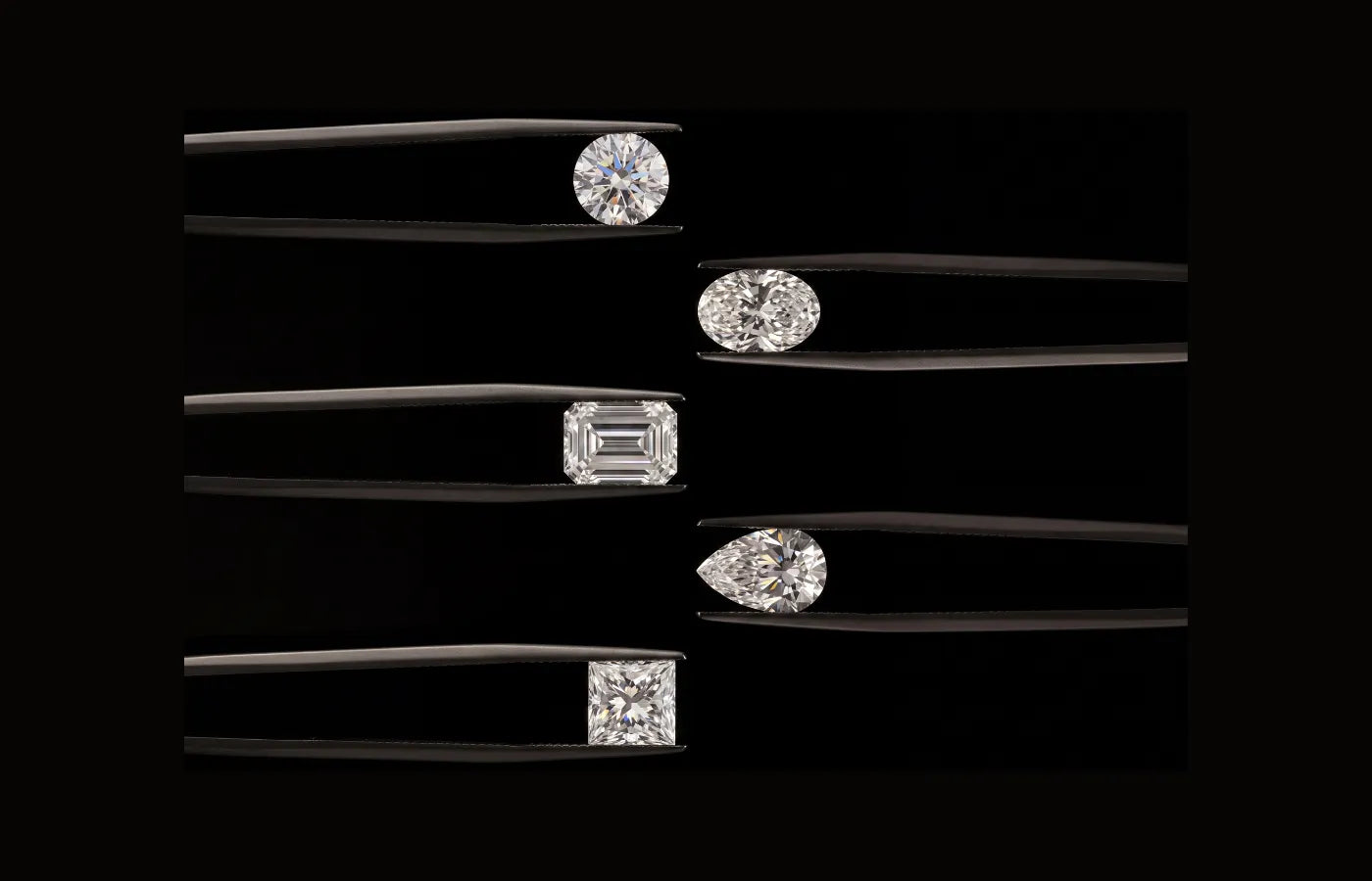 Fem lab-diamanter i ulike slip — rund, oval, emerald cut, pear og princess — holdt i pinsett mot sort bakgrunn